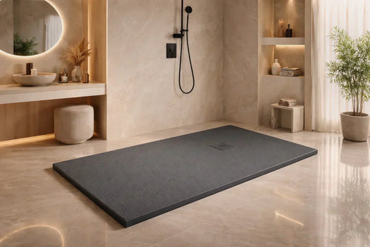 Plato de ducha de resina antracita con textura pizarra en baño moderno | Errefe Home