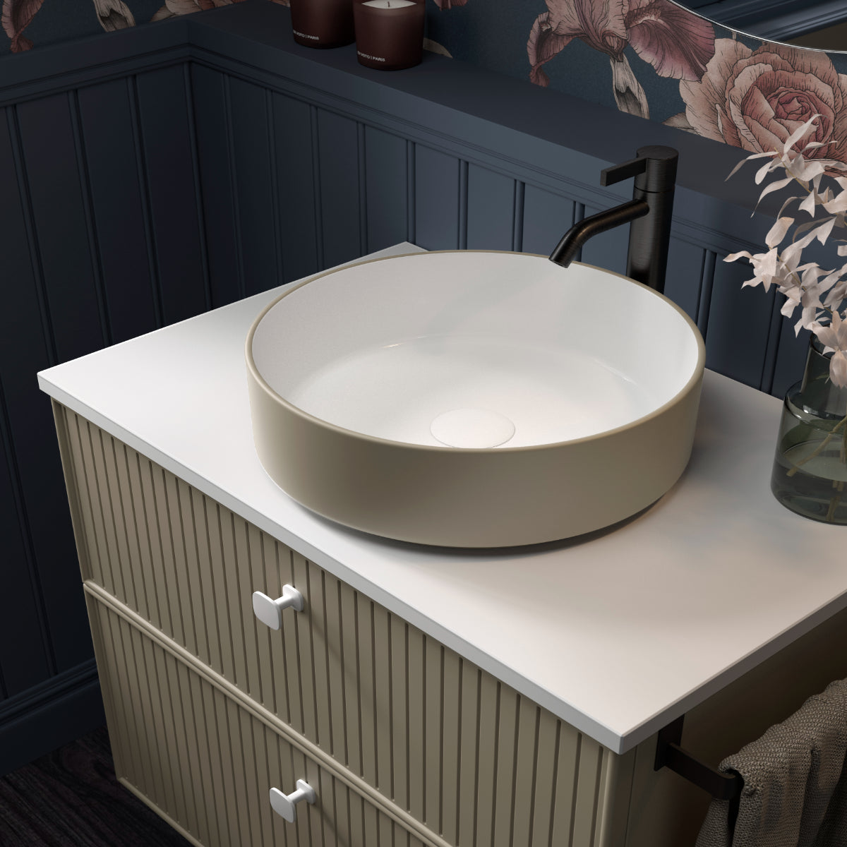 Mueble de baño Colección Blanca 2 cajones con patas LUNGO. Lavabo Kolores sobre encimera Errefe Home