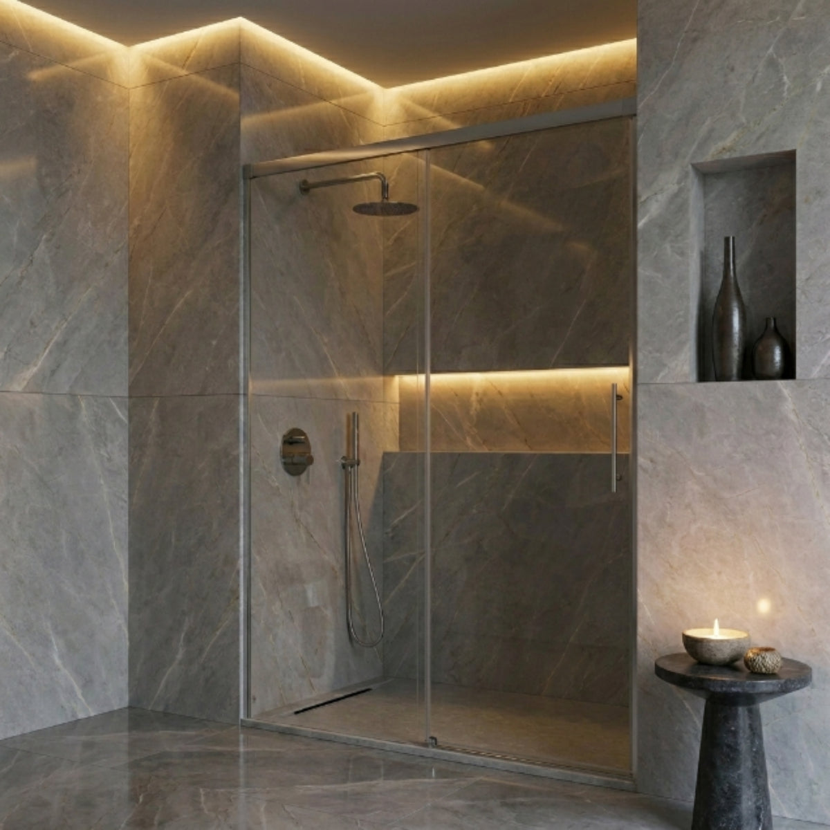 Mampara de ducha frontal con una puerta corredera y un fijo en acabado en Plata Brillo modelo Urban de Kassandra - Errefe Home.