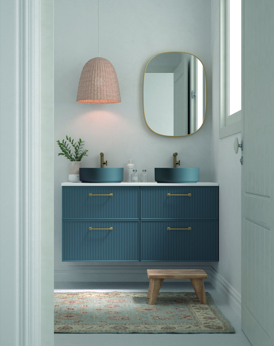 Mueble de baño Avila Dos Colección Blanca color azul con 4 cajones y lavabos azules sobre encimera, Errefe Home