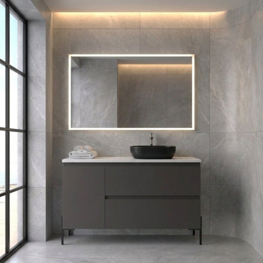 Mueble de baño 100 cm con Patas LUNGO negras - 2 cajones + 1 puerta, color gris. Lavabo sobre encimera desplazado color negro, tiradores inclinados. Avila Dos - Errefe Home