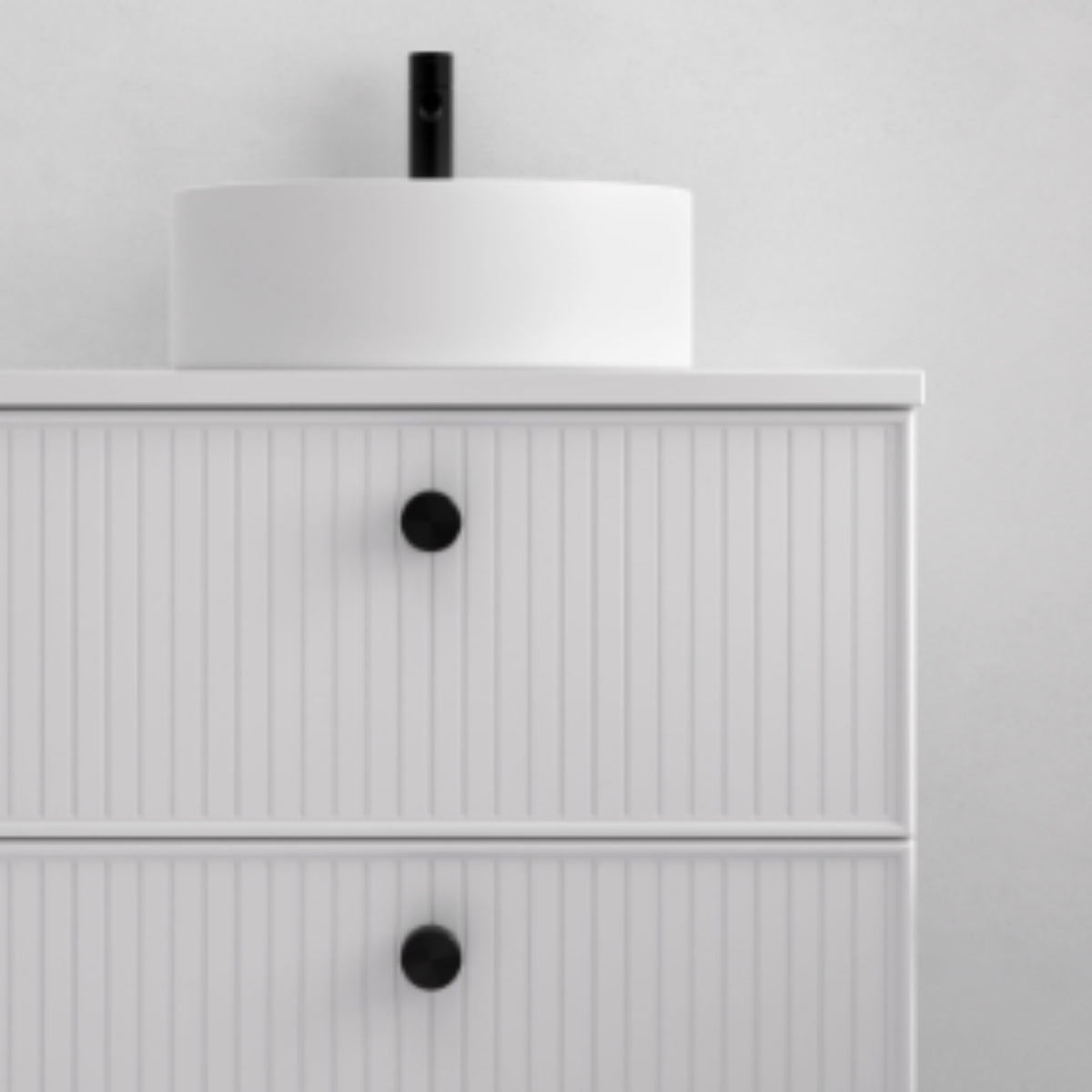 Tirador RONDO colección Blanca frontal rayado Avila Dos, botón metálico color negro para muebles de baño Errefe Home