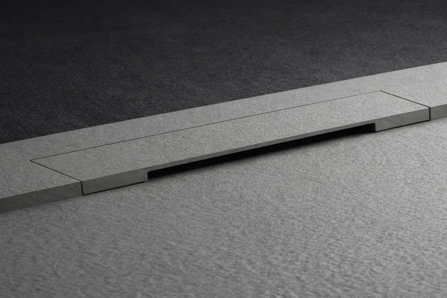 Valula texturizada de plato de ducha acabado en color gris cemento. Errefe Home