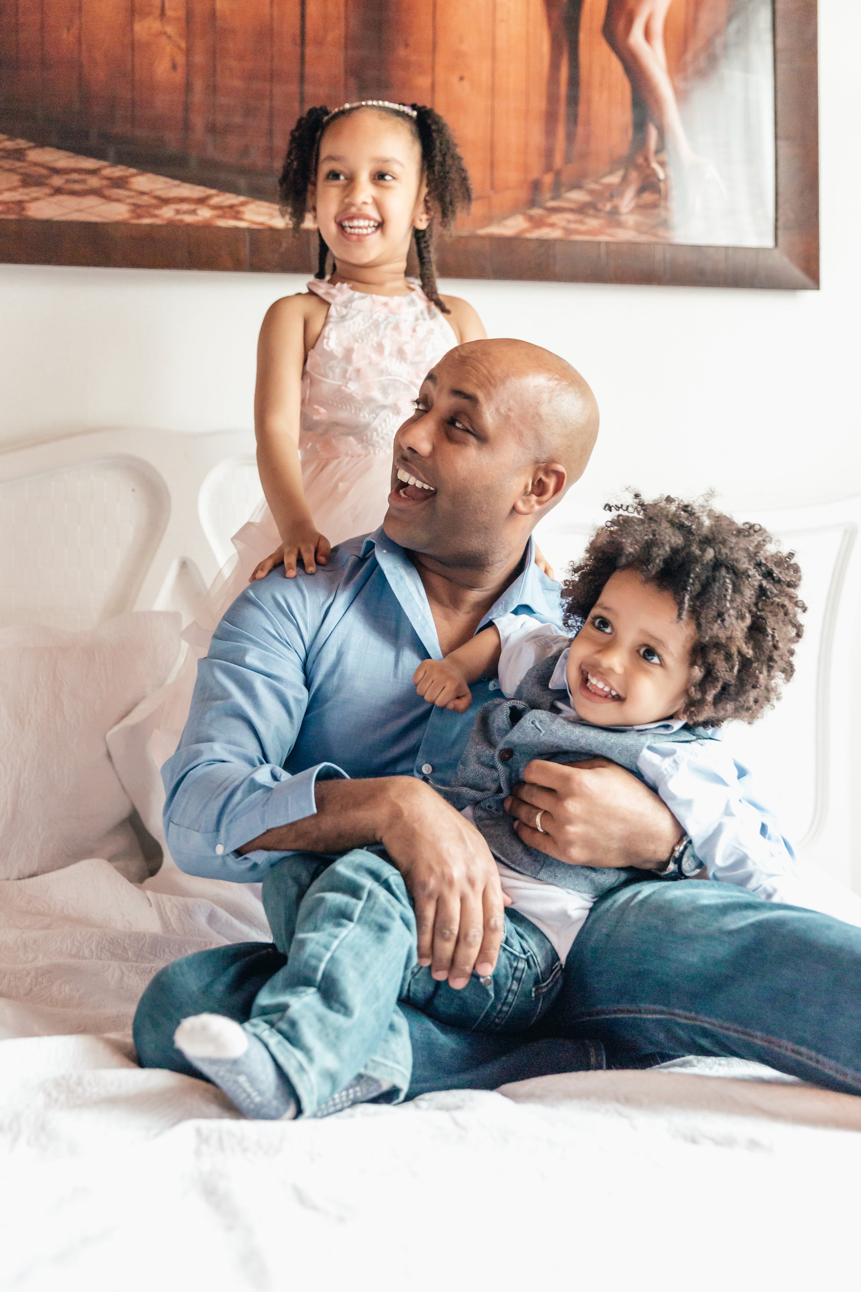 Padre divirtiéndose con sus hijos ambiente familiar hogar feliz Errefe Home
