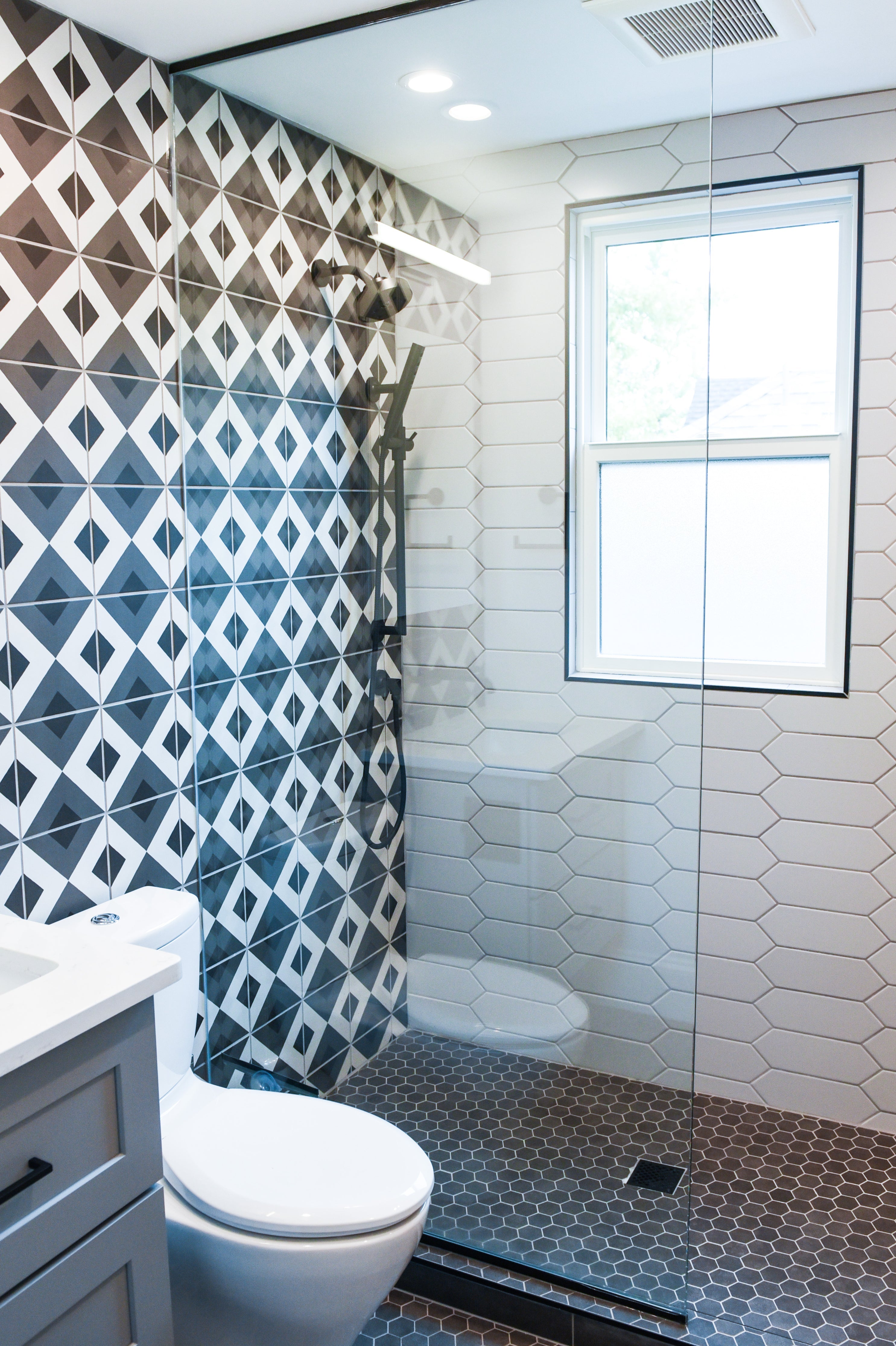 Ducha azulejos grises blancos ejemplo dimensiones plato determinantes elección mampara correcta Errefe Home